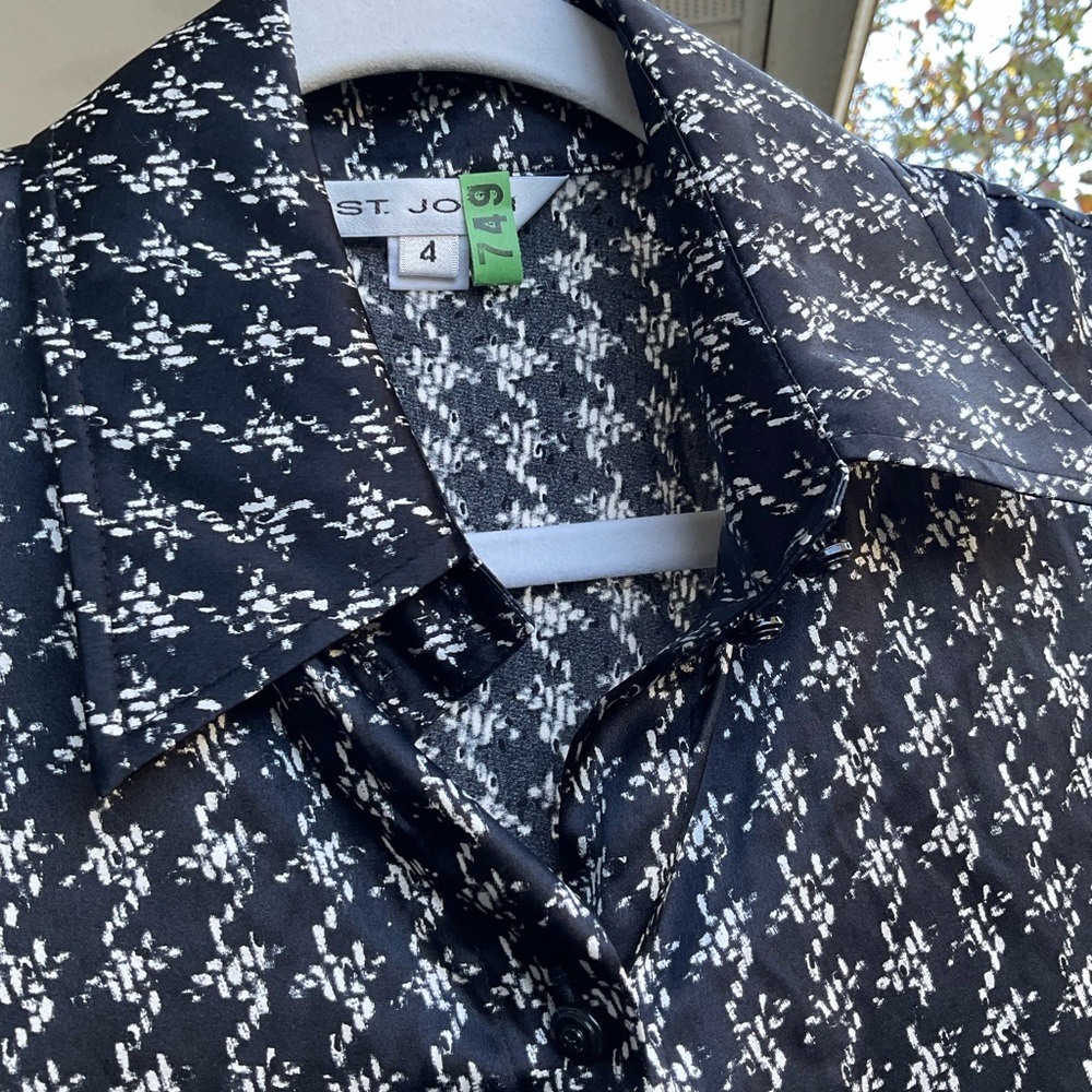 St. John silk button up top. Size 4. - Picture 3 of 8